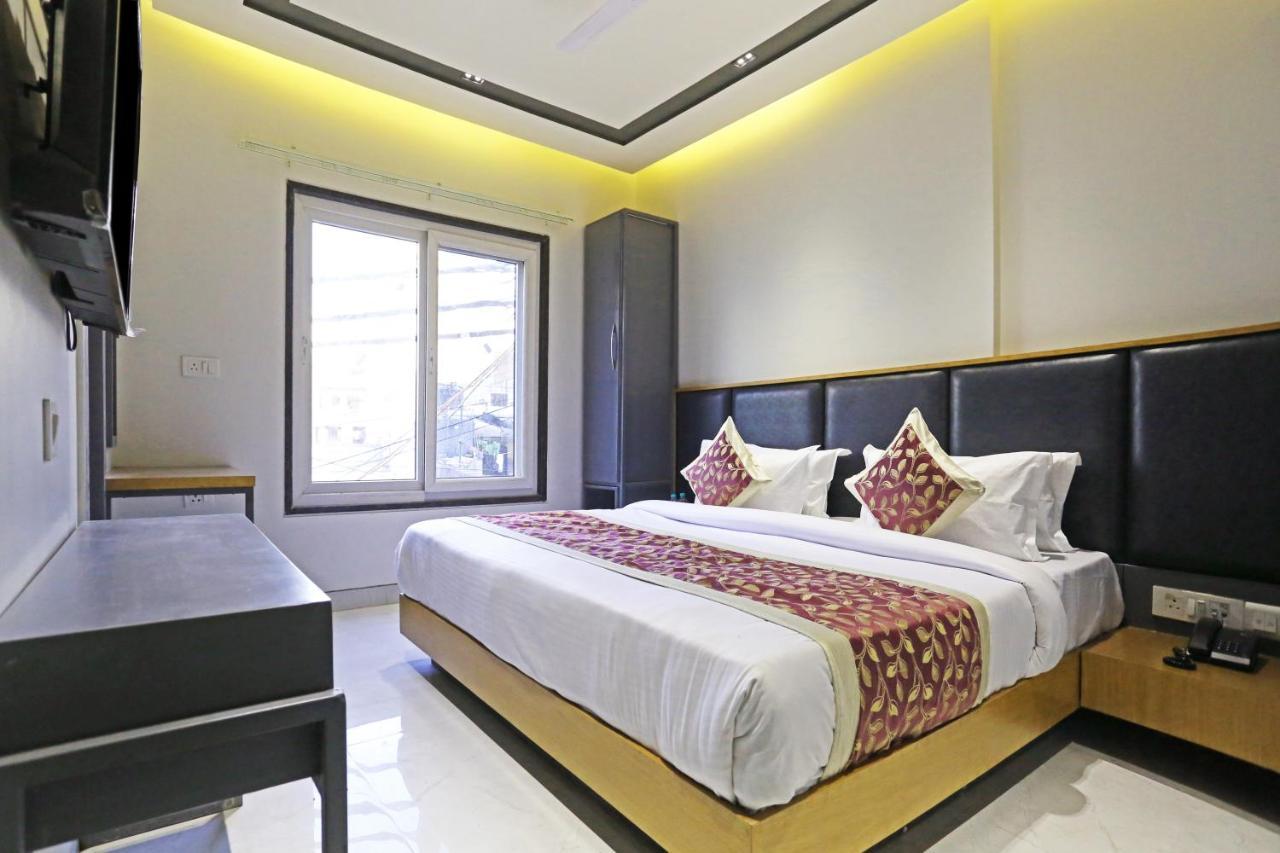 Hotel Applewood Residency - Offering Free Airport Drop New Delhi