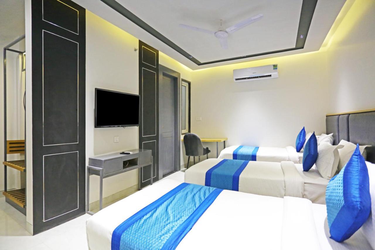 Hotel Applewood Residency - Offering Free Airport Drop New Delhi